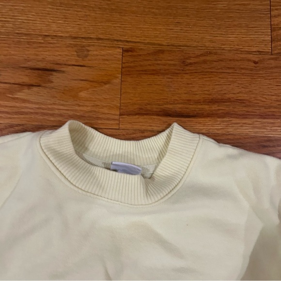 Target Womens medium yellow crewneck sweatshirt - Picture 3 of 7